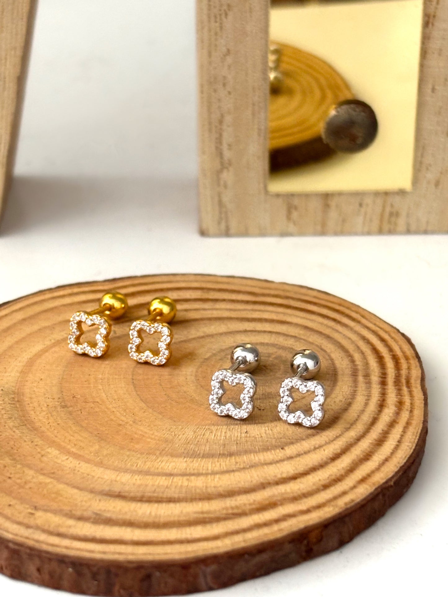 DAINTY CLO SMALL STUDS