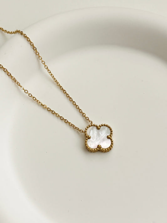 WHITE SINGLE CLOVER NECKLACE